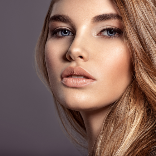 Mujer con ojos claros, labios carnosos, pelo largo, maquillaje elegante ideal para eventos sociales, salidas nocturnas o encuentros informales realizado en Madrid en el estudio de belleza Ernesto Caballero Beauty Studio