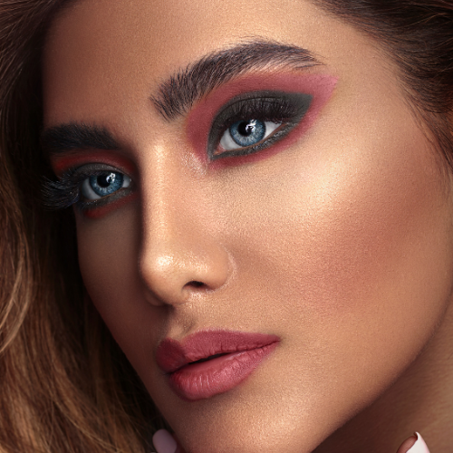 Mujer con ojos azules, labios carnosos de color marron, pelo largo, maquillaje diseñado para destacar en sesiones de fotografía realizado en Madrid en el estudio de belleza Ernesto Caballero Beauty Studio